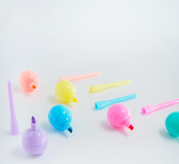Perpective view of markers in pastel colors, short focus