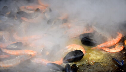 Im Dampf garende Muscheln und Garnelen © thauwald-pictures