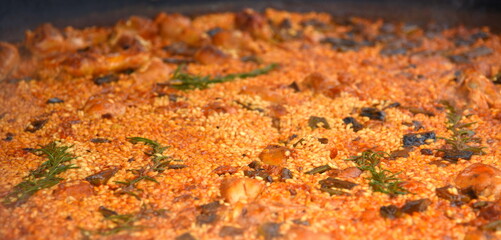 Safrangelbe, leckere Paella mit grünen Bohnen in gusseiserner Pfanne