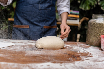 chef amasando al aire libre