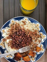 prato de feijão com arroz e suco de laranja