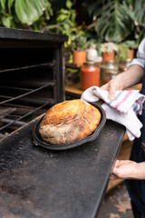 Persona sacando pan casero del horno