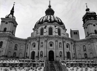 Schwarz weiß Aufnahme des Kloster Ettal im Winter mit schneebedecktem Dach