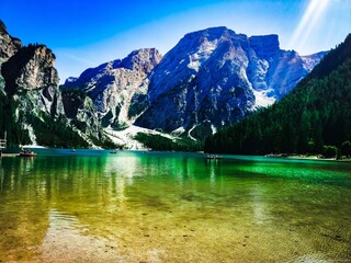 Der Pragser Wildsee an einem Sommertag
