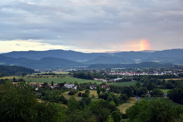Fototapeta na wymiar Regenbogen über einer Frühlingslandschaft bei Emmendingen