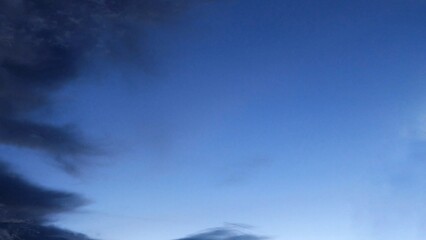 Obraz premium Blurred blue sky with dark clouds at dusk for background backdrop