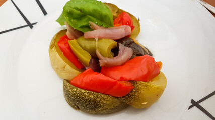 Ratatouille dress&eacute;e avec une feuille de basilic