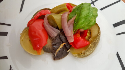 Ratatouille dress&eacute;e avec une feuille de basilic