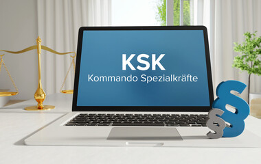 KSK (Kommando Spezialkräfte). Recht, Gesetz, Internet. Laptop im Büro mit Begriff auf dem Monitor. Paragraf und Waage.