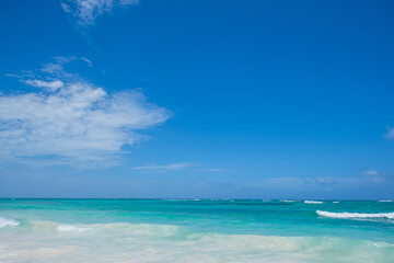 Fototapeta na wymiar Caribbean sea at noon, white sands.