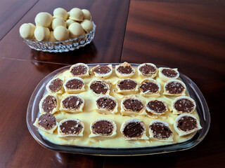 Delicious white chocolate bonbon, crunchy on the outside and creamy on the inside, perfect complement to make wonderful recipes.