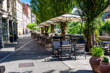 Fototapeta na wymiar street cafe in the city of Ljubljana