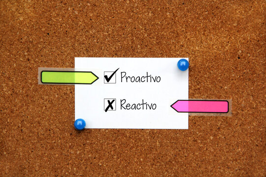 notas blancas y multicolor en pizarra de corcho con mensaje
Proactivo
Reactivo