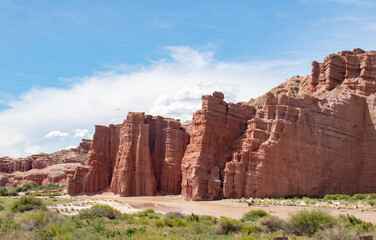 Fototapeta premium Formaciones rocosas coloradas erosionadas por el viento en un lugar arido