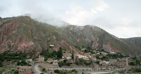 Vista panoramica de un peque&ntilde;o pueblo de monta&ntilde;a del norte argentino