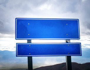 Cartel de señalizacion azul de metal sin letras situado en una vista panoramica en un camino de...