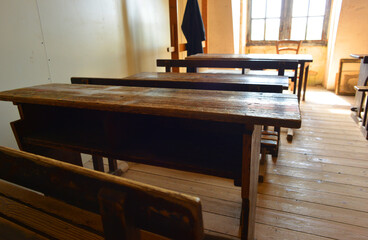 Obraz premium Retro school classroom with wooden benches and tables