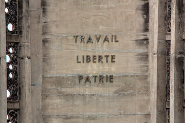 Inscriptions sur le monument de l'indépendance, Lomé, Togo