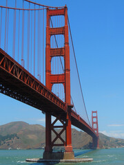 Vista del puente Golgen Gate en San Francisco, con un cielo diáfano.