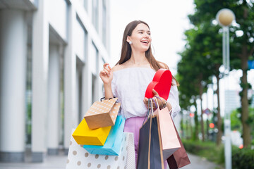 たくさんの買い物袋を抱える女性