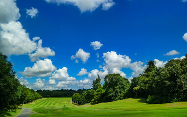 雲と青空とゴルフコース