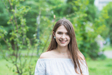 Naklejka premium リラックスした表情で公園を散歩する若い女性
