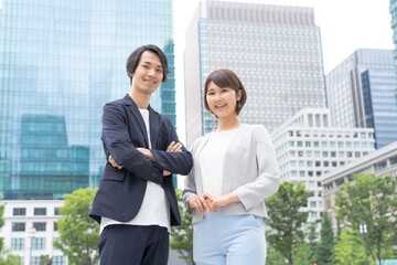 屋外　カジュアルな服装　アジア人　ビジネスマン