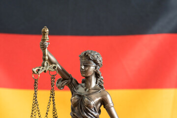 Obraz premium Justitia und Flagge von Deutschland