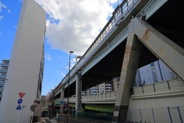 池袋を突き抜ける高速道路と立体的建造物