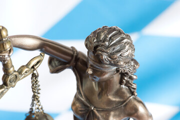 Flagge von Bayern und die Statue der Justitia