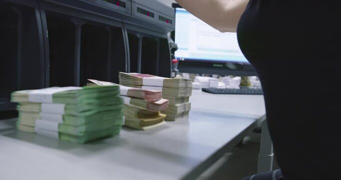 Operating with electronic machine used for counting money
