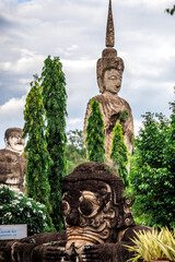 Obraz premium Sala Keoku-Nongkhai:June19,2020,the atmosphere inside the religious tourist site,there is a garden and a corridor around a large sculpture,tourists come to see the beauty of the holiday,Thailand