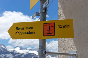 Wegweiser zur Bergstation Krippenstein. Dachsteingebirge. Salzkammergut. Österreich
