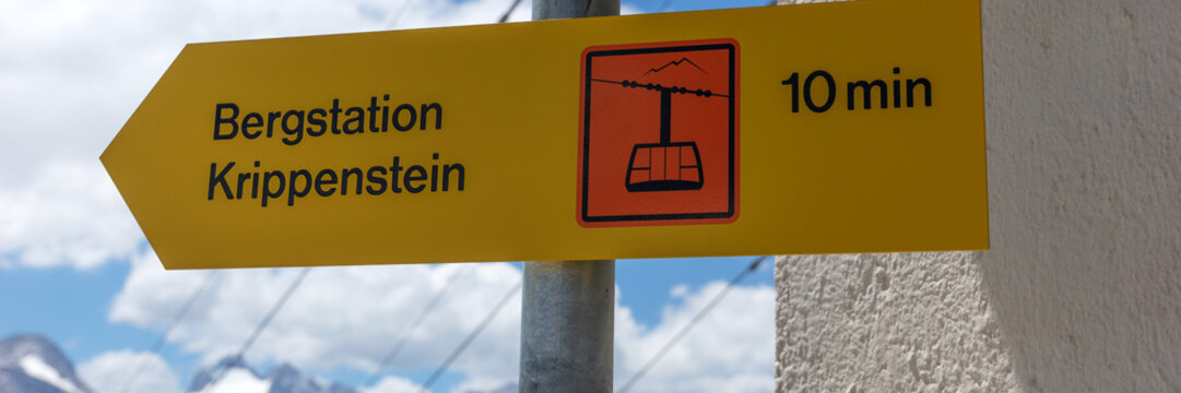 Wegweiser zur Bergstation Krippenstein. Dachsteingebirge. Salzkammergut. &Ouml;sterreich