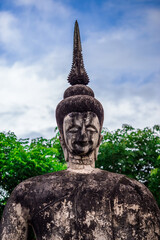 Obraz premium Sala Keoku-Nongkhai:June19,2020,the atmosphere inside the religious tourist site,there is a garden and a corridor around a large sculpture,tourists come to see the beauty of the holiday,Thailand