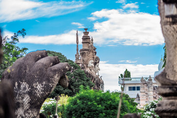 Obraz premium Sala Keoku-Nongkhai:June19,2020,the atmosphere inside the religious tourist site,there is a garden and a corridor around a large sculpture,tourists come to see the beauty of the holiday,Thailand