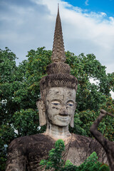 Obraz premium Sala Keoku-Nongkhai:June19,2020,the atmosphere inside the religious tourist site,there is a garden and a corridor around a large sculpture,tourists come to see the beauty of the holiday,Thailand