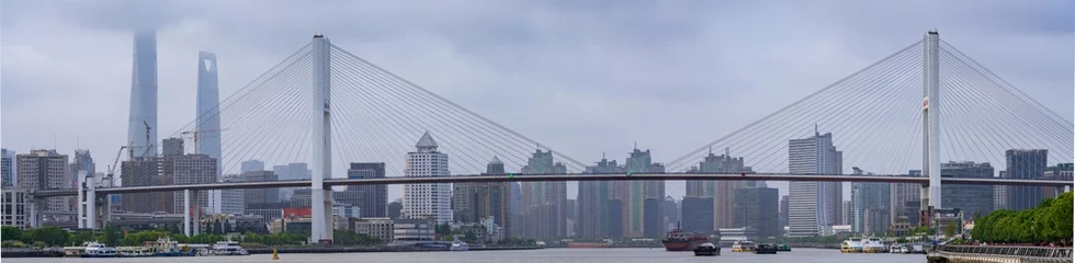 Tableaux sur verre Pont de Nanpu Vue panoramique du pont Nanpu sur la rivière Huangpu, à Shanghai, en Chine, par temps nuageux.
