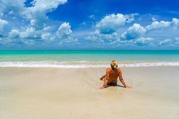 Fototapeta na wymiar Woman sitting on the beach