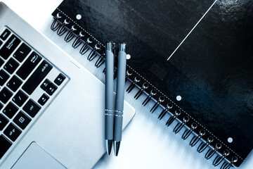Długopis notes laptop biuro - obrazy, fototapety, plakaty