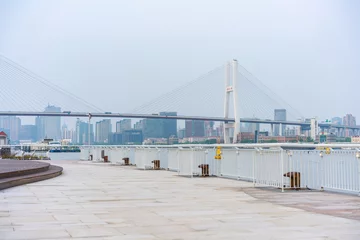Papier Peint photo autocollant Pont de Nanpu Le parc d& 39 exposition le long de la rivière Huangpu, avec le pont Nanpu à l& 39 arrière, tourné à Shanghai, en Chine.