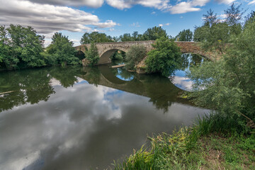 Fototapeta premium The bridge of la vizana is of Roman origin and is the limit between the provinces of Zamora and León (Spain)