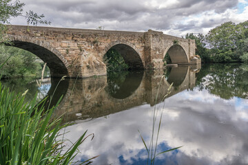 Fototapeta na wymiar The bridge of la vizana is of Roman origin and is the limit between the provinces of Zamora and León (Spain)