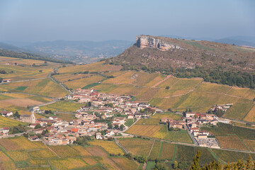 paysage viticole du mâconnais. Roche de Solutré. Vignes en automne
