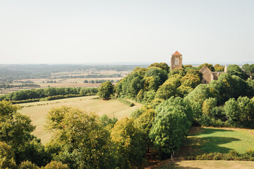 Les ruines d'un château sur  une butte médiévale.  La butte de Thil. Vic-sous-thil