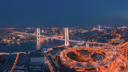 Luftaufnahme der Nanpu-Brücke in Shanghai, Aufnahme bei Sonnenuntergang, in China.