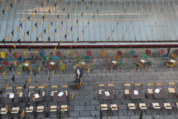 vue aérienne d'une terrasse vide.
Un bar fermé à cause du confinement.
Une terrasse  de...