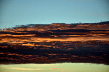 Fototapeta na wymiar Hintergrund dramatischer Sonnenuntergang