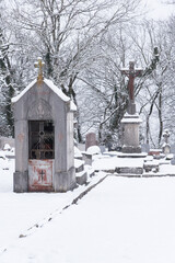 Des tombes enneigées. Un cimetière enneigé. De la neige dans un cimetière.  Allégorie de la mort.