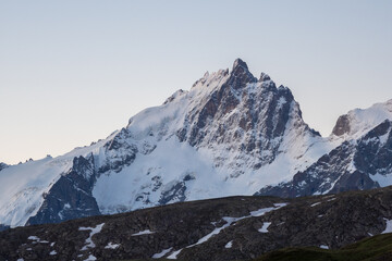 Obraz premium Daybreak on the summits of the Ecrins Massif, French Alps